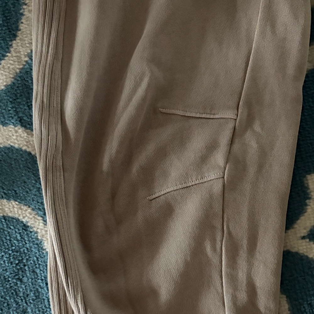 Aerie women’s Taupe sweats - Picture 7 of 8